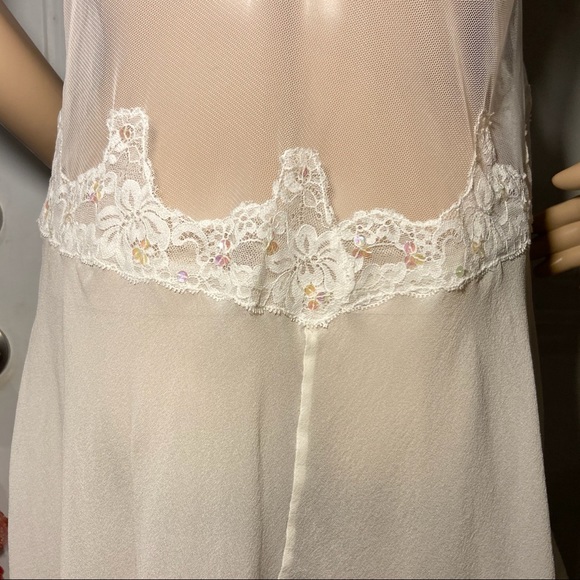 ❤️ VS Gorgeous White Slip/Lingerie - Picture 5 of 8